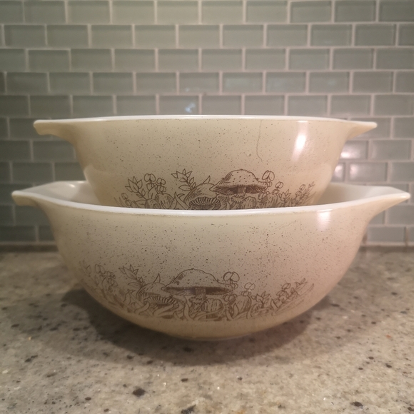 Vintage 2 x PYREX Forest Mushroom Cinderella Nesting 2.5 & 1.5 Liters Bowls - Picture 1 of 9
